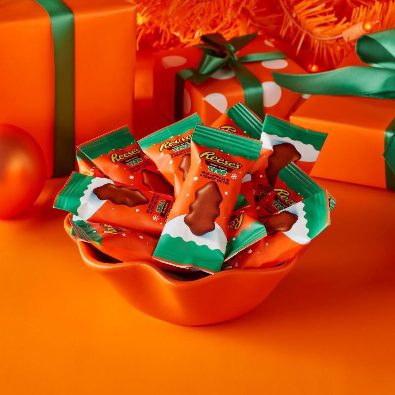 slide 6 of 6, Reese's Milk Chocolate Snack Size Peanut Butter Trees, Christmas Candy Bag, 9.6 oz, 9.6 oz