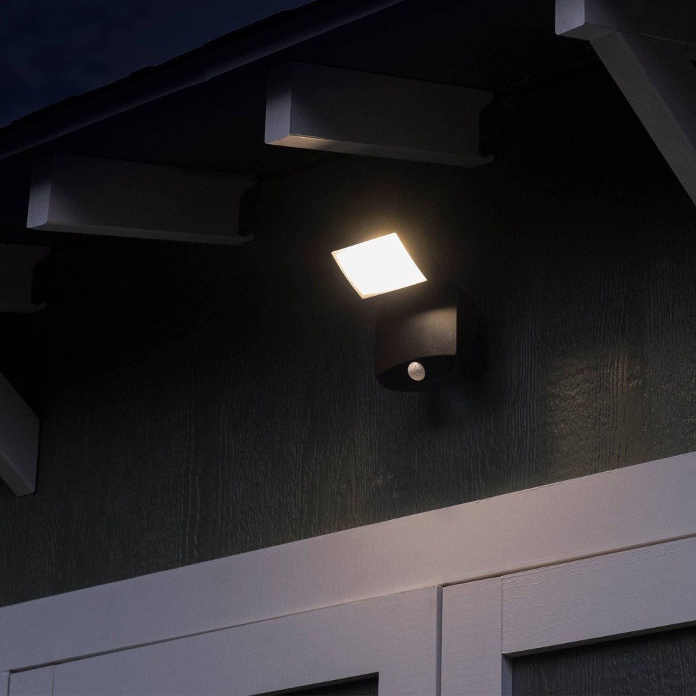 slide 4 of 8, Energizer 250 Lumens Outdoor LED Motion Sensing Single Head Security Outdoor Wall Light Black, 1 ct