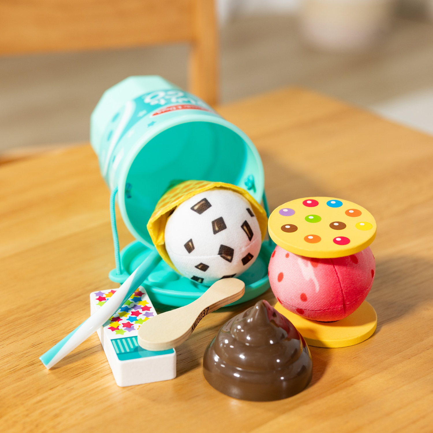 slide 4 of 8, Melissa & Doug Play To Go Ice Cream Play Set, 1 ct