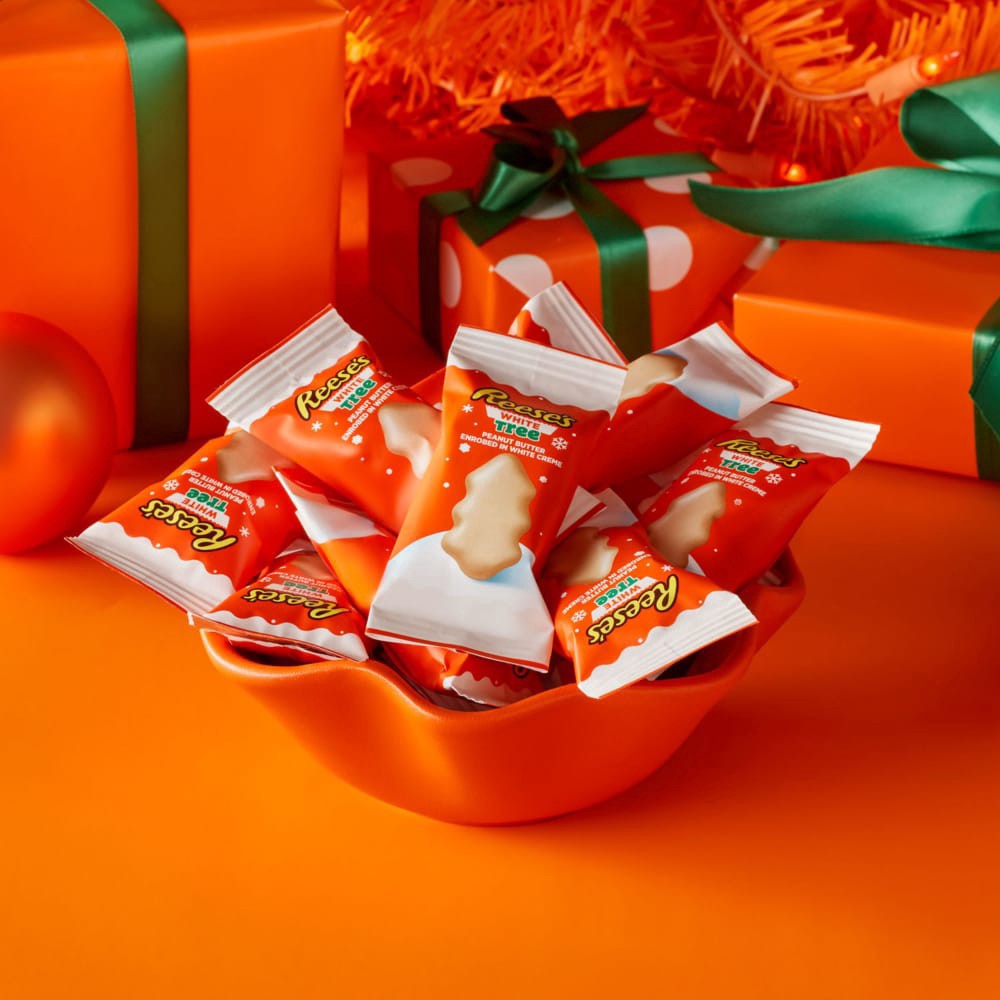 slide 2 of 6, Reese's White Creme Snack Size Peanut Butter Trees, Christmas Candy Bag, 9.6 oz, 9.6 oz