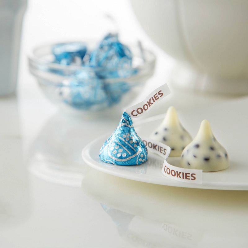 slide 6 of 7, Hershey's Kisses Cookies and Creme Candy Share Pack - 10oz, 10 oz