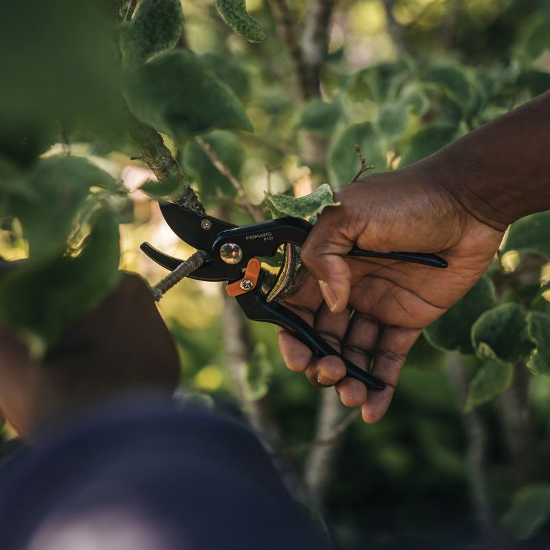 slide 4 of 8, Fiskars P131 Bypass Pruner, 1 ct