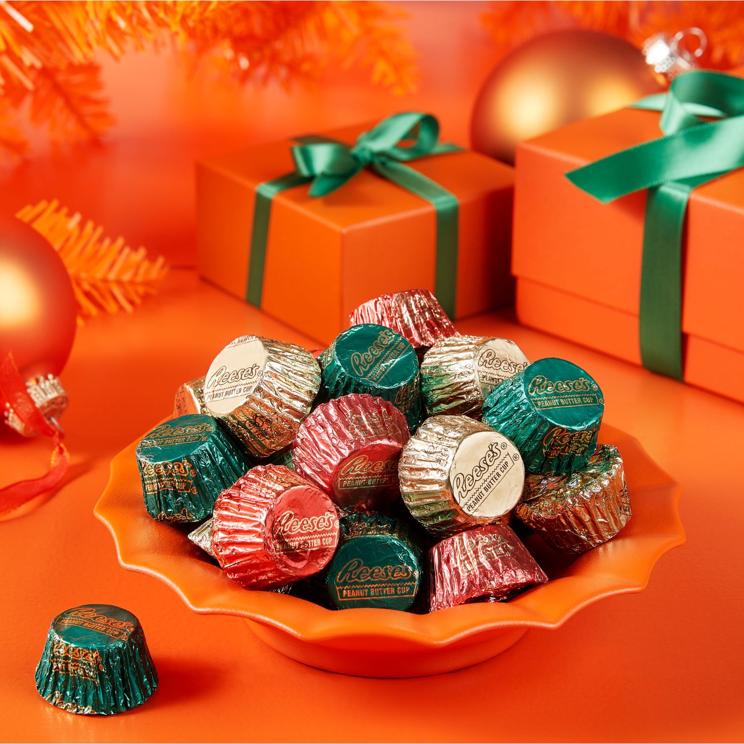 slide 6 of 8, REESE'S Miniatures Milk Chocolate Peanut Butter Cups, Christmas Candy Bag, 9.9 oz, 9.9 oz