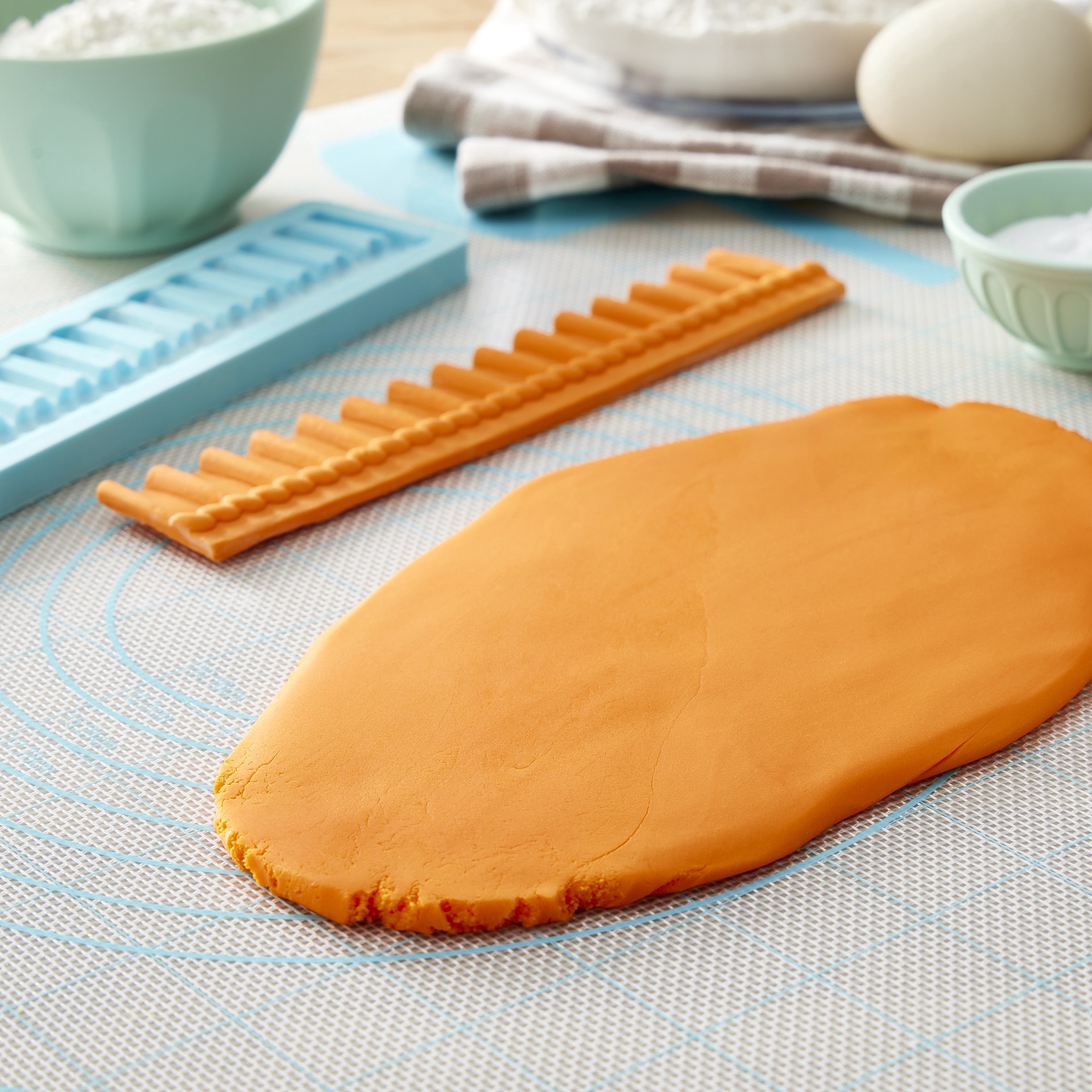 slide 5 of 5, Satin Ice Vanilla Fondant, 2lb., 2 lb