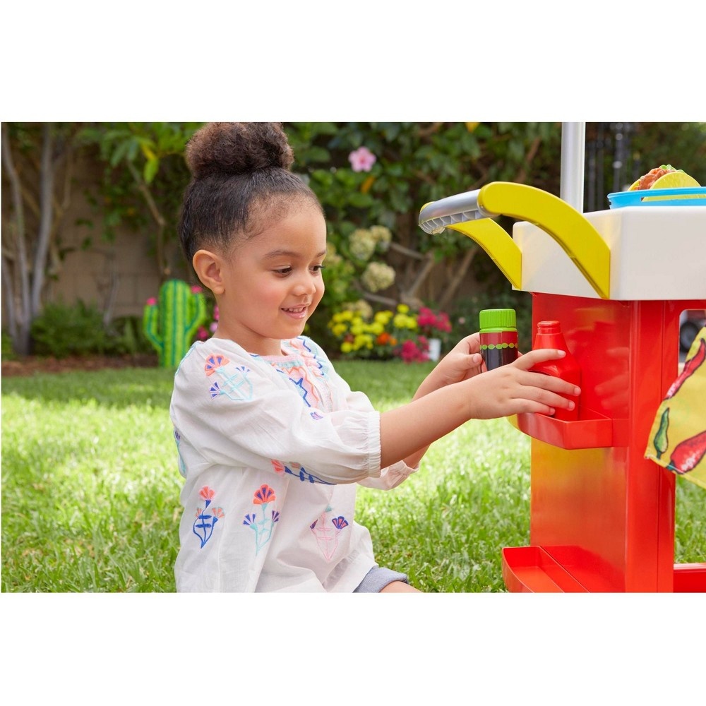 little-tikes-ultimate-role-play-taco-cart-with-25-accessories-and