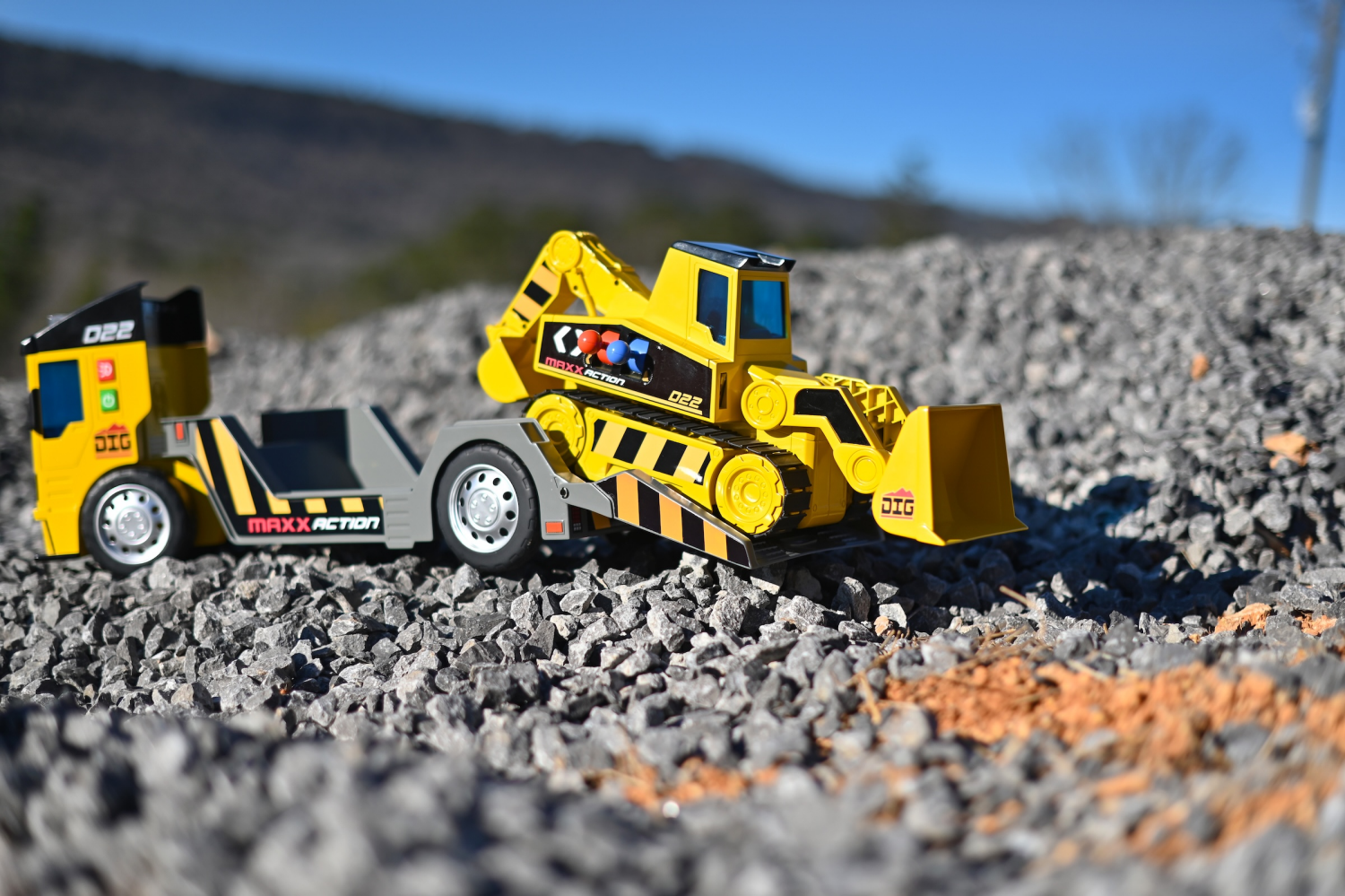 slide 4 of 7, Maxx Action 2-N-1 Mega Mover – Construction Truck and Trailer, 1 ct