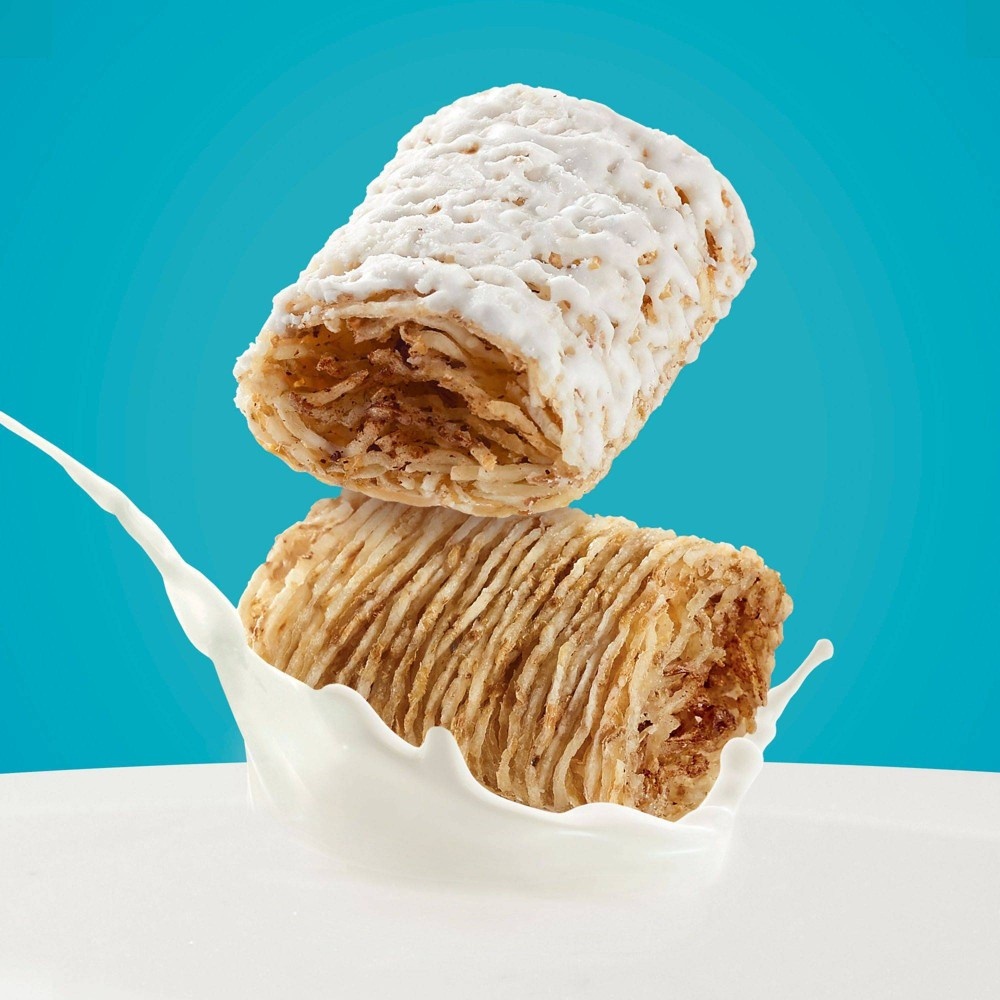 slide 2 of 7, Frosted Mini-Wheats Frosted Mini Wheat Cinnamon Family Size Cereal - 22oz - Kellogg's, 22 oz