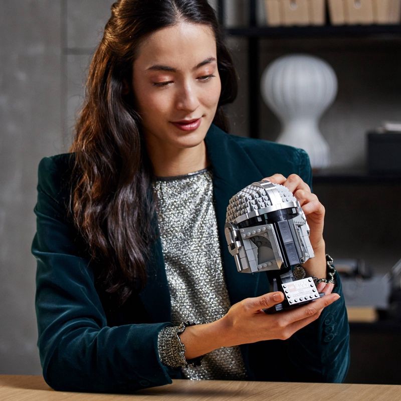 slide 3 of 6, LEGO Star Wars The Mandalorian Helmet Model 75328, 1 ct