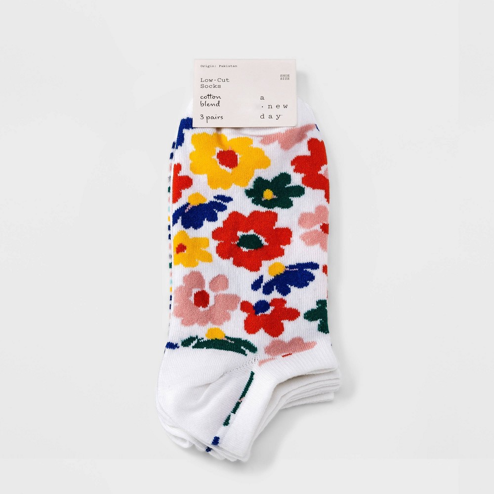 slide 2 of 2, Women's Floral 3pk Low Cut Socks - A New Day White 4-10, 3 ct