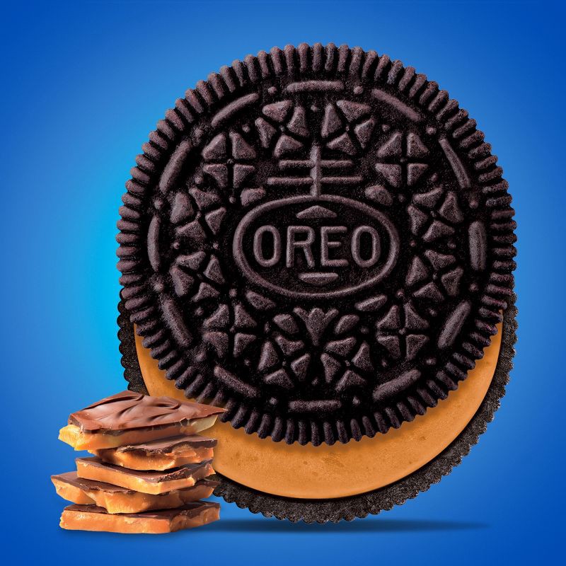 slide 3 of 10, Oreo Toffee Crunch Creme with Sugar Crystals Chocolate Sandwich Cookies Family Size - 17oz, 17 oz