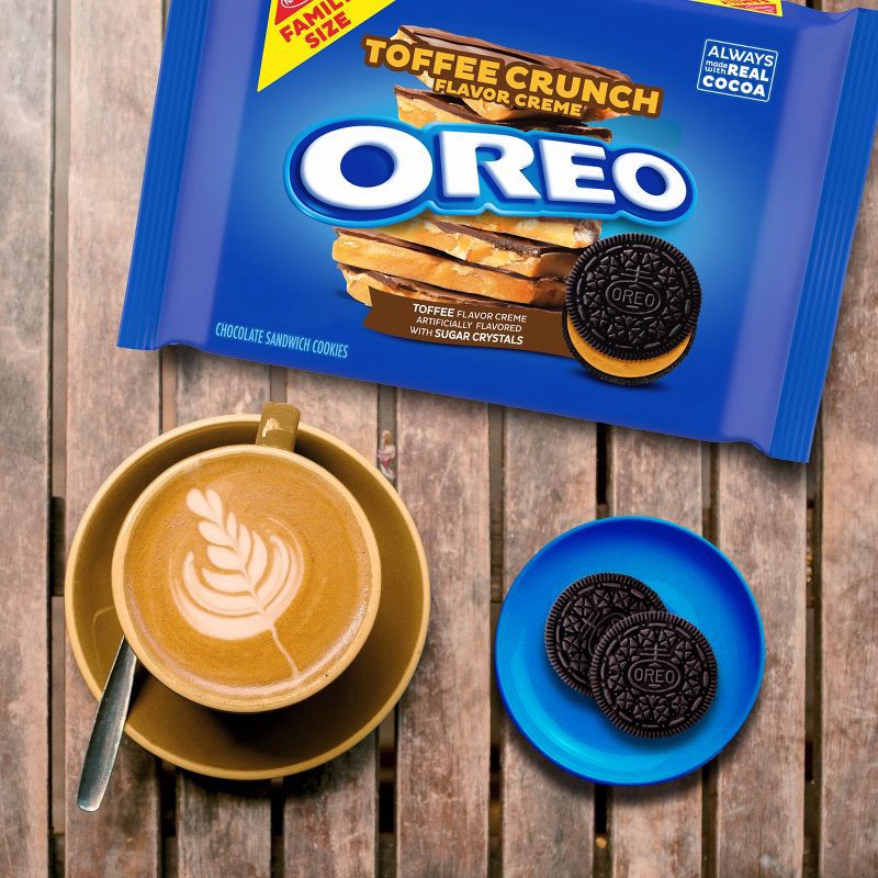 slide 5 of 10, Oreo Toffee Crunch Creme with Sugar Crystals Chocolate Sandwich Cookies Family Size - 17oz, 17 oz
