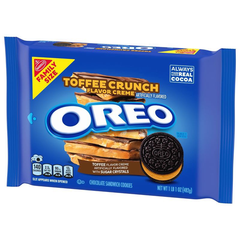 slide 6 of 10, Oreo Toffee Crunch Creme with Sugar Crystals Chocolate Sandwich Cookies Family Size - 17oz, 17 oz