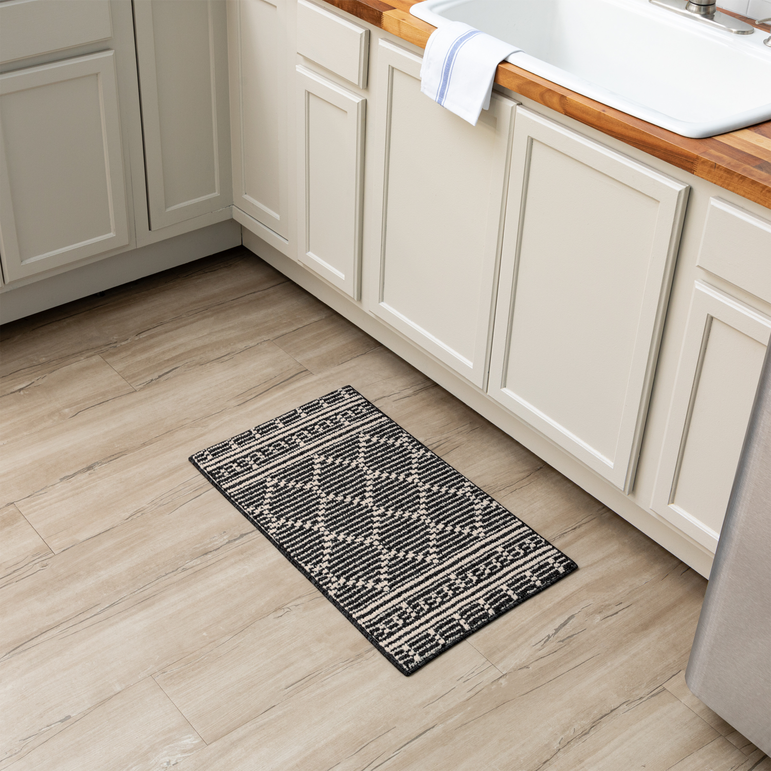 slide 2 of 3, Mohawk Trellis Scatter,20inx32in,Near Black/Starch, 1 ct