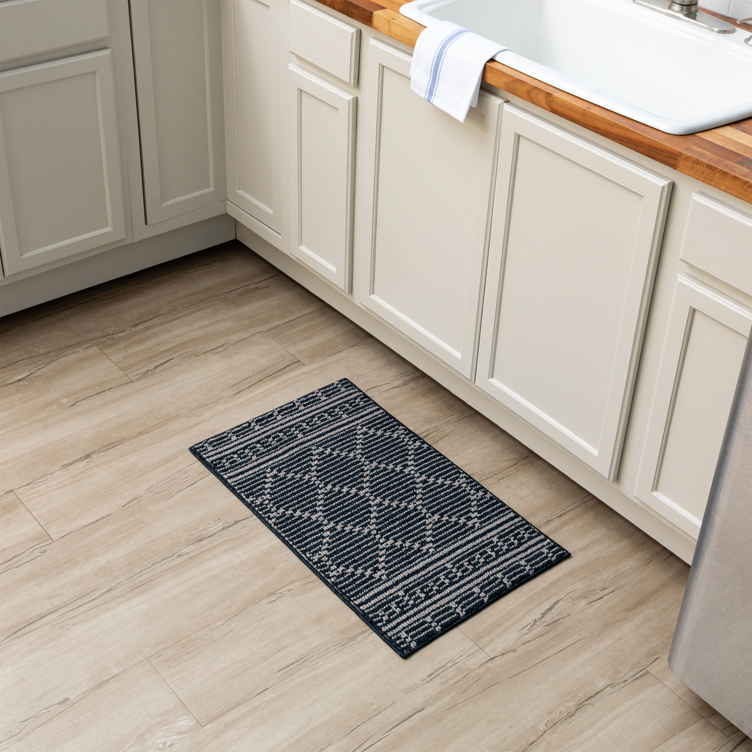 slide 2 of 3, Mohawk Trellis Scatter, 20inx32in, Dk Blue/Lt Grey, 1 ct