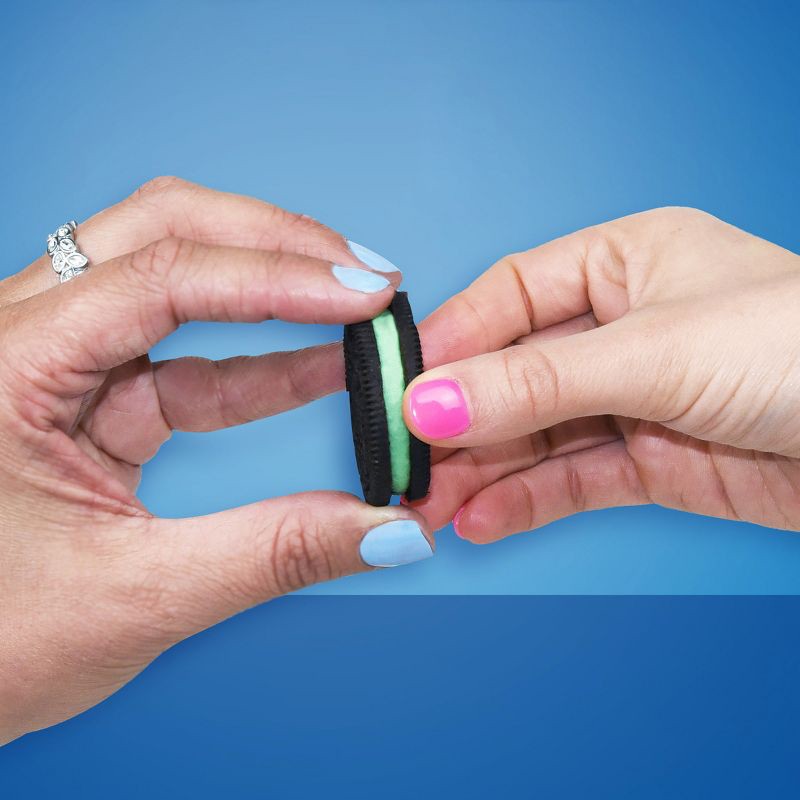 slide 4 of 12, Oreo Mint Creme Chocolate Sandwich Cookies Family Size - 18.71oz, 18.71 oz