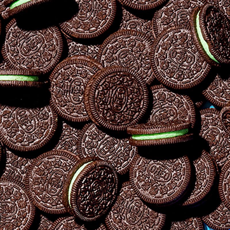 slide 2 of 12, Oreo Mint Creme Chocolate Sandwich Cookies Family Size - 18.71oz, 18.71 oz