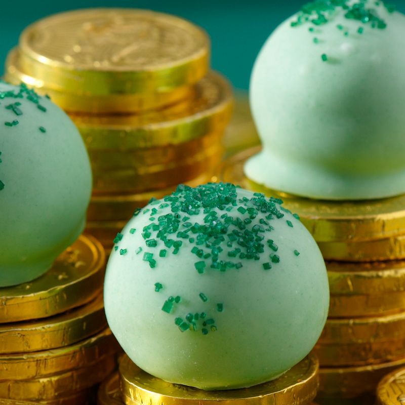 slide 5 of 12, Oreo Mint Creme Chocolate Sandwich Cookies Family Size - 18.71oz, 18.71 oz