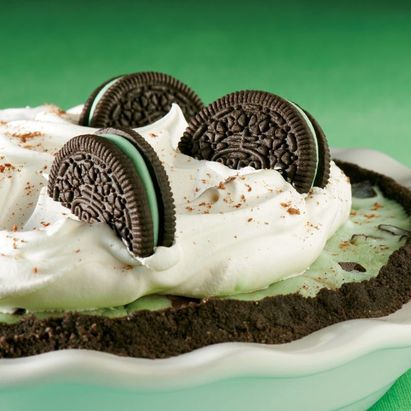 slide 3 of 12, Oreo Mint Creme Chocolate Sandwich Cookies Family Size - 18.71oz, 18.71 oz
