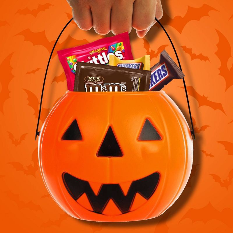 slide 6 of 8, Mars M&M's, Skittles, Snickers Halloween Fun Size Candy Variety Pack, 34.95 oz