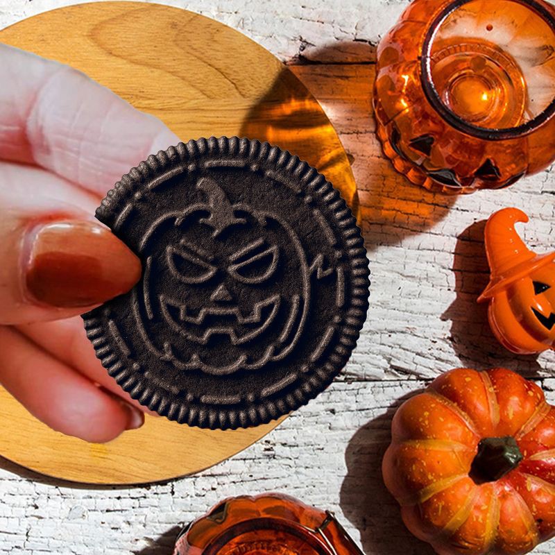 slide 7 of 20, Oreo Halloween Boo! Orange Crème Cookies Family Size - 18.71oz, 18.71 oz