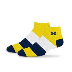 NCAA Michigan Wolverines Neapolitan Stripe Fuzzy Socks: Adult Quarter Midweight