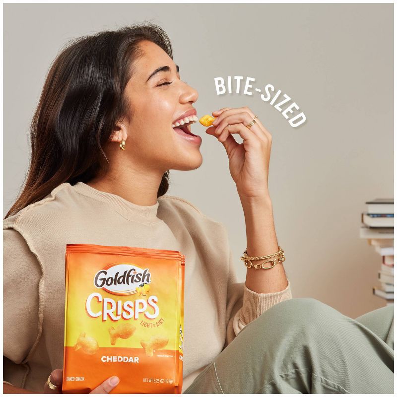 slide 6 of 11, Goldfish Crisps Cheddar Cheese Baked Chip Crackers Bag - 6.25oz, 6.25 oz