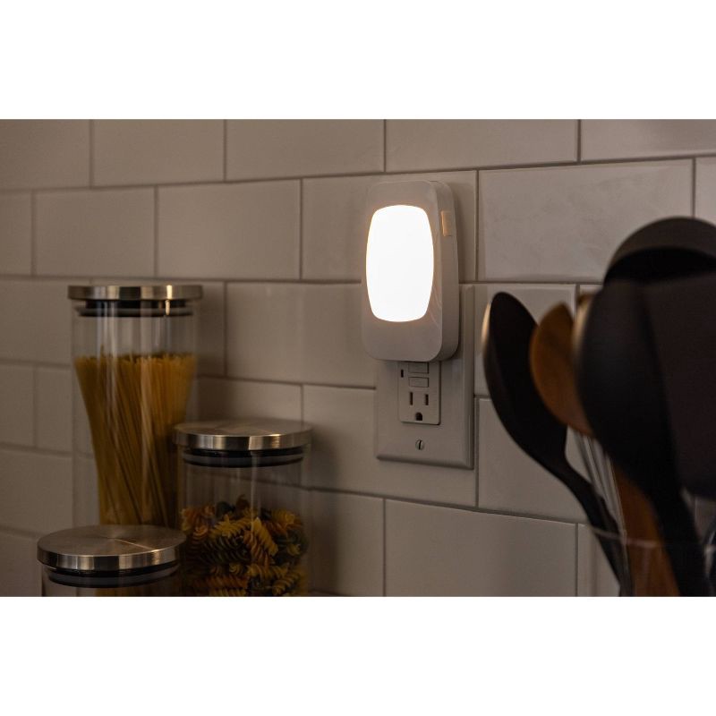 slide 11 of 19, Energizer LED Power Failure Night Light Auto On/Off Euro White: Plug-In Nightlight, Electric, All Ages, 1 Watt LED, 1 ct