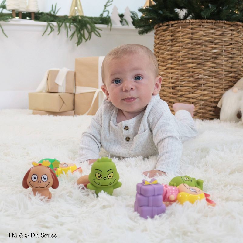 slide 3 of 10, Infantino Baby Grinch Bath Toy Gift Set - Christmas, 1 ct