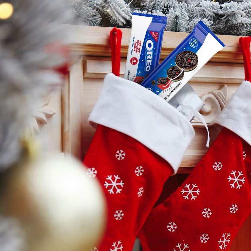 slide 5 of 15, Oreo Red and Green Festive King Size Limited Edition Christmas Cookies - 2.04oz, 2.04 oz