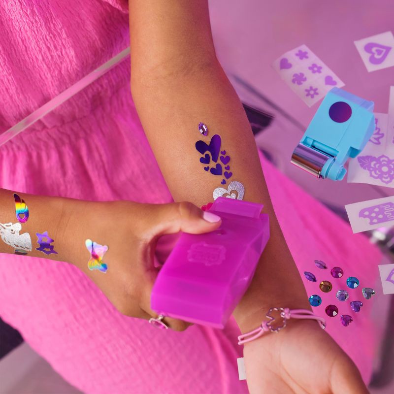 slide 9 of 10, Cool Maker 8pc Shimmer Me Body Art Beauty Kit, 8 ct