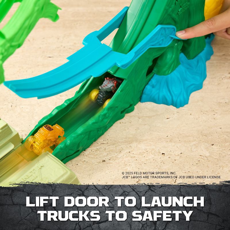 slide 5 of 8, Monster Jam Mini Cobras Crazy Escape Toy Vehicle Playset, 1 ct