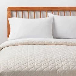 King Microfiber Quilt Ivory - Room Essentials™