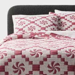 Full/Queen Matelasse Christmas Quilt Set Red - Threshold™