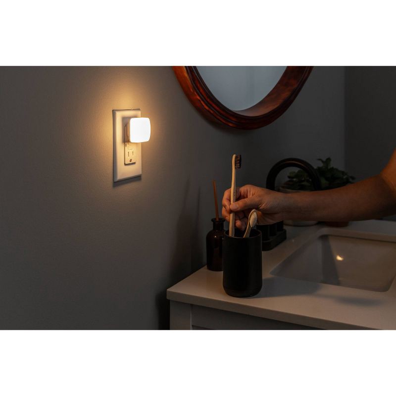 slide 8 of 8, Energizer 4pk Square Glo Dot Light Sensing 3000K Nightlights White, 4 ct