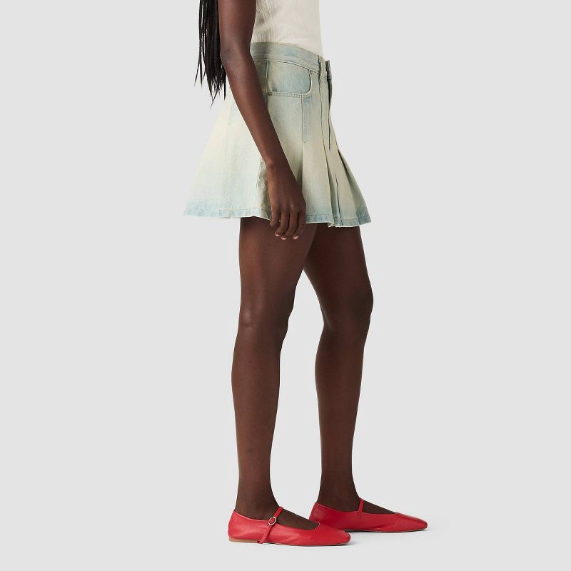 slide 2 of 3, Levi's® Women's Pleated Mini Skirt - On Blast 26, 1 ct