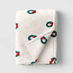 Christmas Wreath Plush Throw Blanket Ivory/Green/Red - Wondershop™