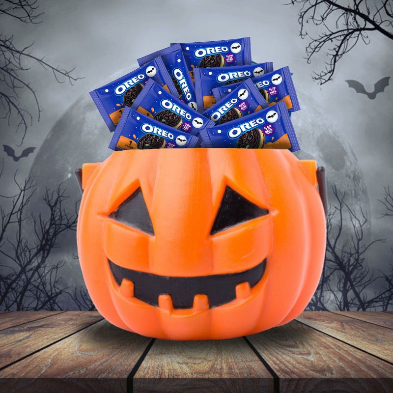 slide 7 of 14, Oreo Halloween Green and Orange Creme Chocolate Sandwich Cookies - 7.14oz/14ct, 7.14 oz, 14 ct