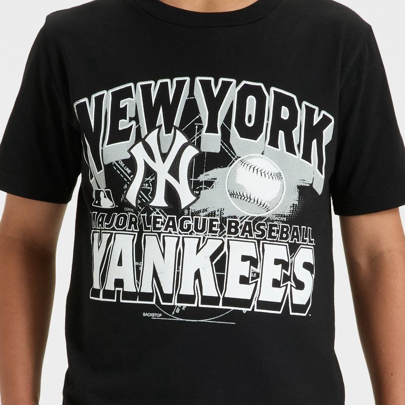slide 2 of 4, Boys' New York Yankees Short Sleeve Oversized Graphic T-Shirt - Black M, 1 ct
