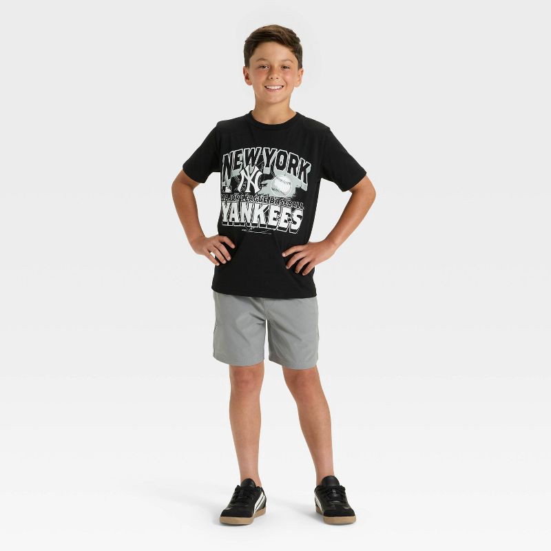 slide 4 of 4, Boys' New York Yankees Short Sleeve Oversized Graphic T-Shirt - Black M, 1 ct