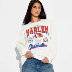 Modern Lux Women's Harlem Globetrotters Graphic Pullover Sweatshirt - White XL