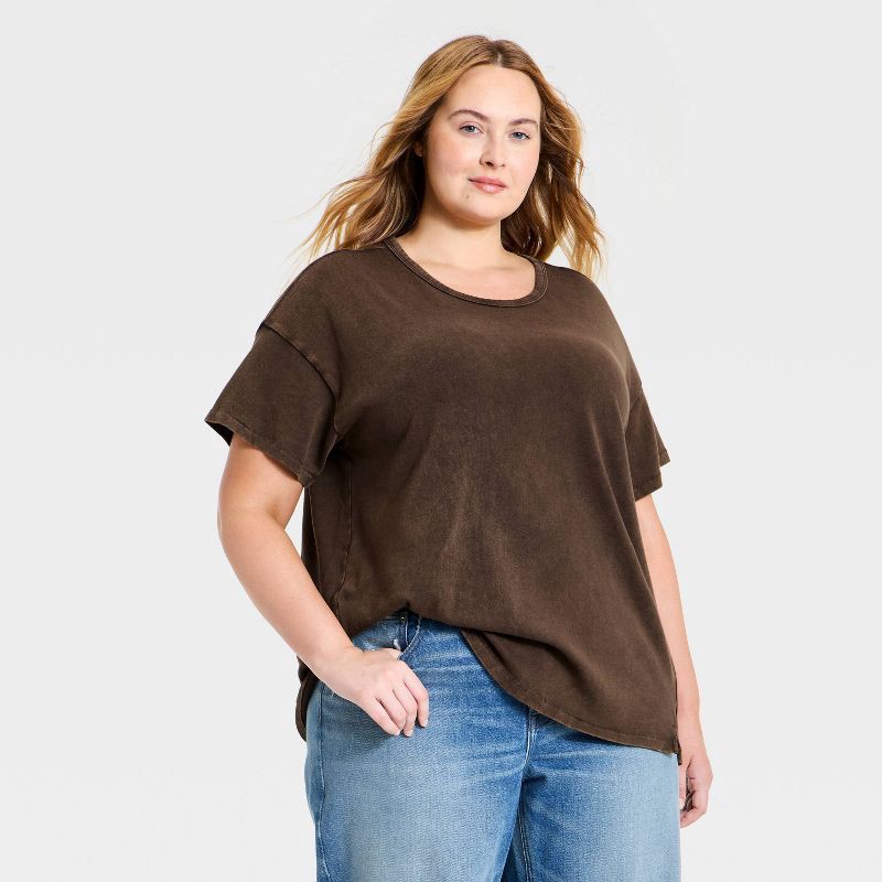slide 1 of 3, Women's Short Sleeve Boyfriend T-Shirt - Universal Thread™ Dark Brown XXL, 1 ct