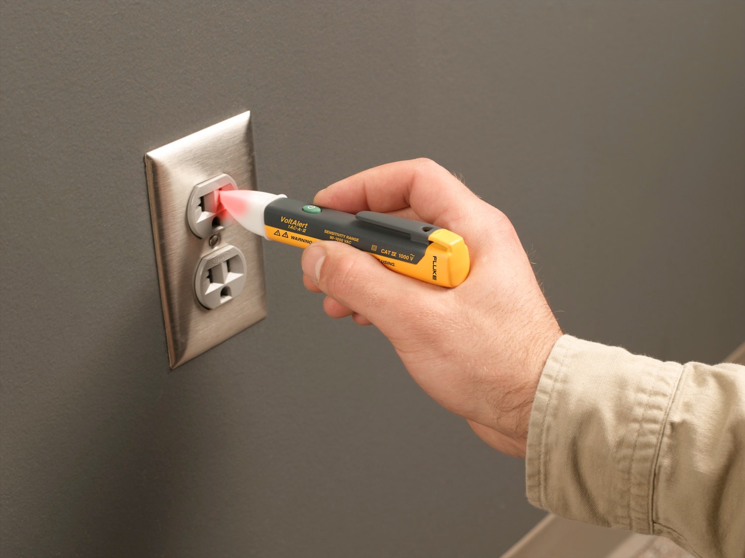 slide 2 of 5, Fluke 1AC II Non-contact LED Display Voltage tester 1000 Amp 1000 -Volt, 1 ct