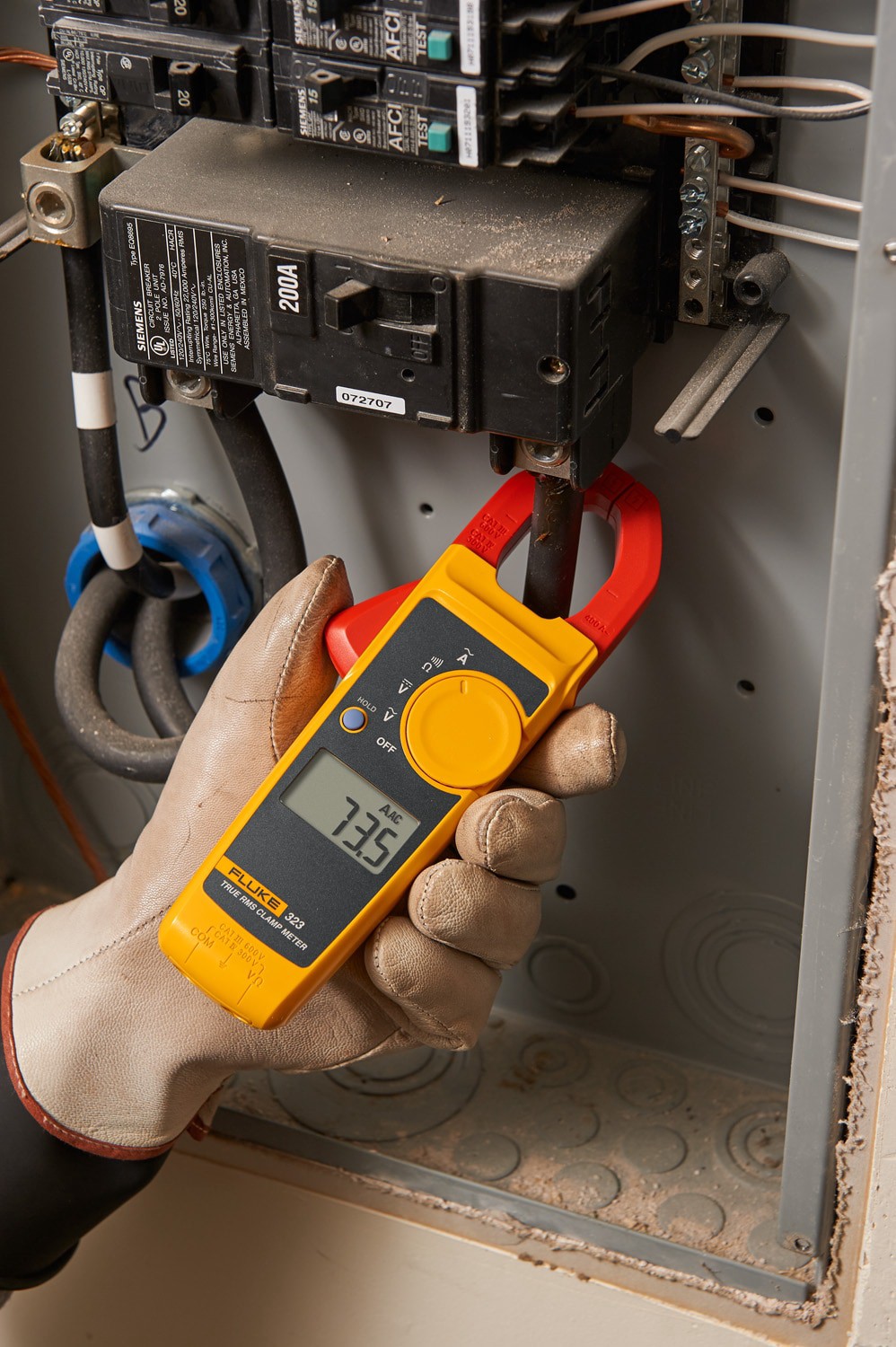 slide 3 of 4, Fluke 323 True-rms Digital Display Clamp meter Multimeter 400 Amp 600 -Volt, 1 ct
