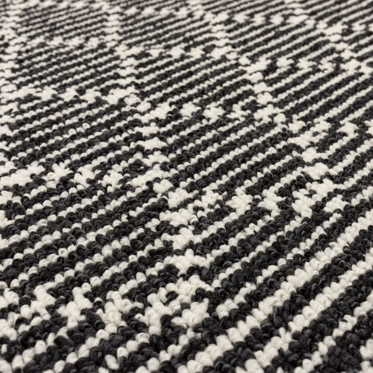 slide 8 of 9, Mohawk Trellis Scatter,20inx32in,Near Black/Starch, 1 ct