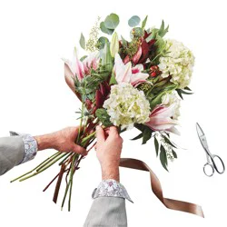Blooms by H-E-B Designer's Choice Hand-Tied Bouquet
