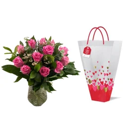 Bouque Holiday Ready Roses In A Vase