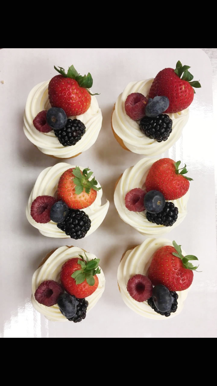 slide 1 of 1, Gentilly Cupcakes, 6 ct