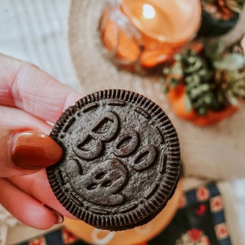 slide 15 of 15, OREO Orange Creme Chocolate Sandwich Cookies, Halloween Cookies, 30 Snack Packs (2 Cookies Per Pack), 30.6 oz