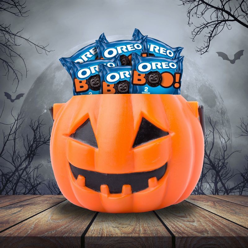 slide 5 of 15, OREO Orange Creme Chocolate Sandwich Cookies, Halloween Cookies, 30 Snack Packs (2 Cookies Per Pack), 30.6 oz