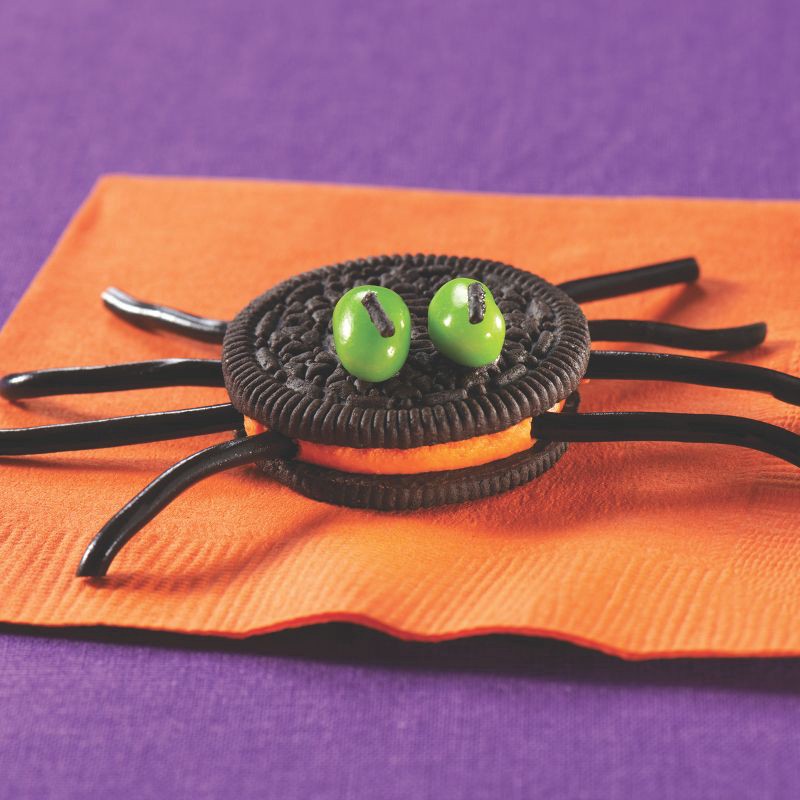 slide 12 of 15, OREO Orange Creme Chocolate Sandwich Cookies, Halloween Cookies, 30 Snack Packs (2 Cookies Per Pack), 30.6 oz